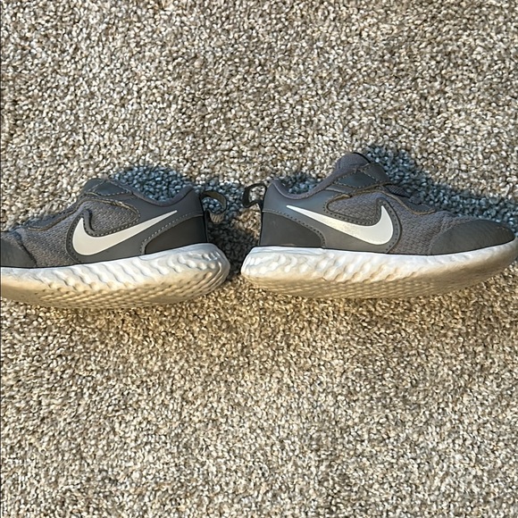 Nike Gray and White Sneakers with Velcro Closure - Picture 10 of 11